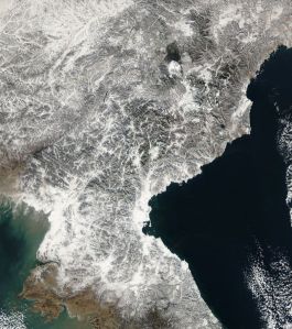 تعريف عن كوريا ومعلومات عنها 530px-satellite_image_of_north_korea_in_december_2002