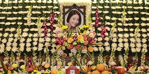 ][صور+فيديو][ جنازة الممثلة Jang Ja Yeon ،،، 20090308_jangjayun_605